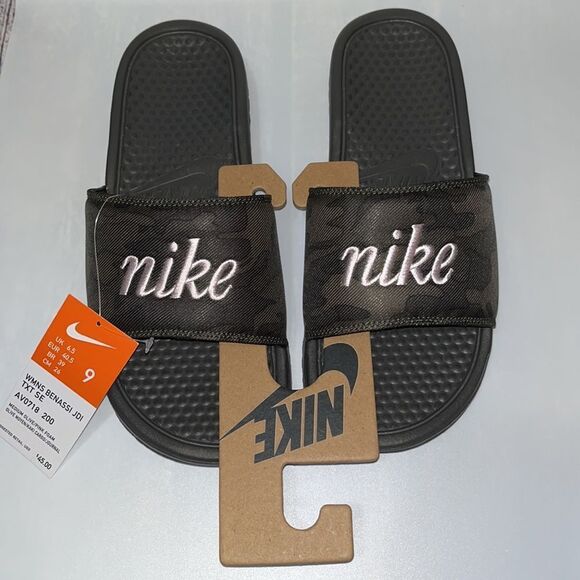 𝅺Nike Women’s Benassi Slides In Camo - Picture 2 of 5